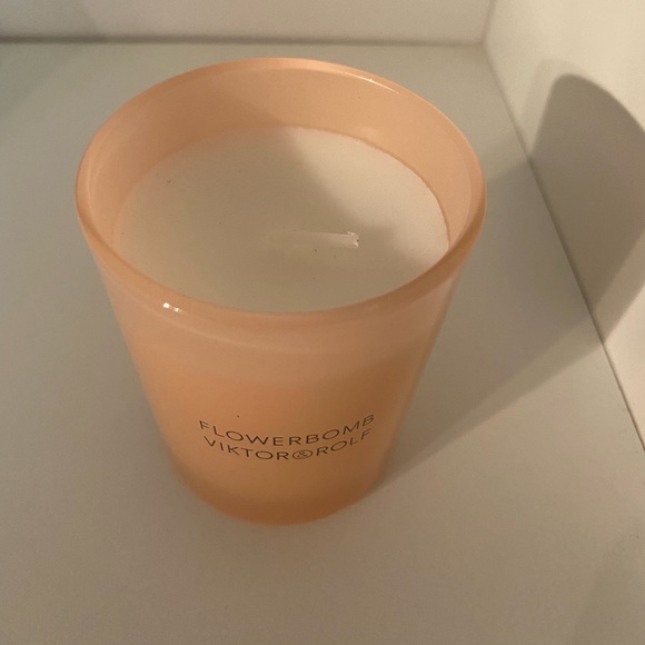 Viktor & Rolf flower bomb candle 2.4 oz - Picture 2 of 4